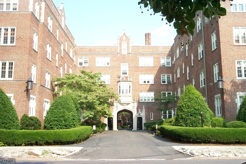 133 Summit Avenue, Unit 16A, Summit - $
Warning: number_format() expects parameter 1 to be double, string given in /users/njfinehome.com/htdocs/njcondospecialist/listings.htm on line 583
133 Summit Avenue, Unit 16A Rental