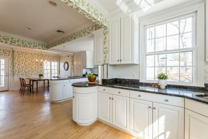 Kitchen Eating Area